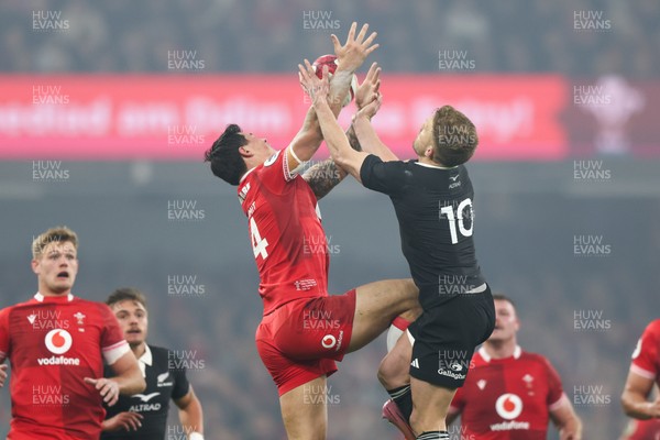 221125 - Wales v New Zealand - Quilter Nations Series - Louis Rees-Zammit of Wales takes a high ball against Damian McKenzie of New Zealand