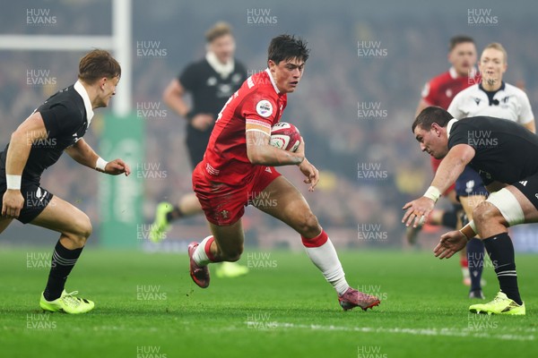 221125 - Wales v New Zealand - Quilter Nations Series - Louis Rees-Zammit of Wales looks for a gap