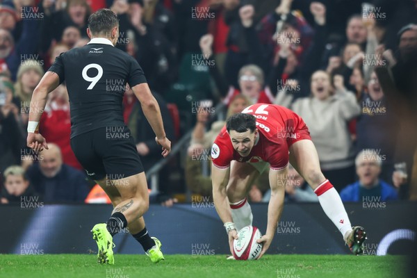 221125 - Wales v New Zealand - Quilter Nations Series - Tom Rogers of Wales scores his second try of the match