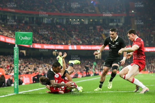 221125 - Wales v New Zealand - Quilter Nations Series - Rieko Ioane of New Zealand scores a try despite the tackle of Dan Edwards of Wales