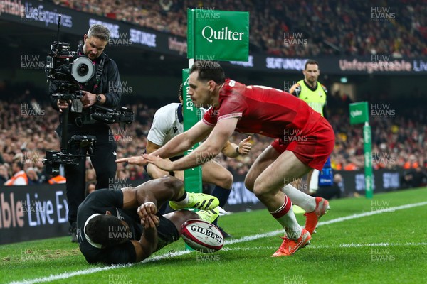 221125 - Wales v New Zealand - Quilter Nations Series - Sevu Reece of New Zealand scores a try