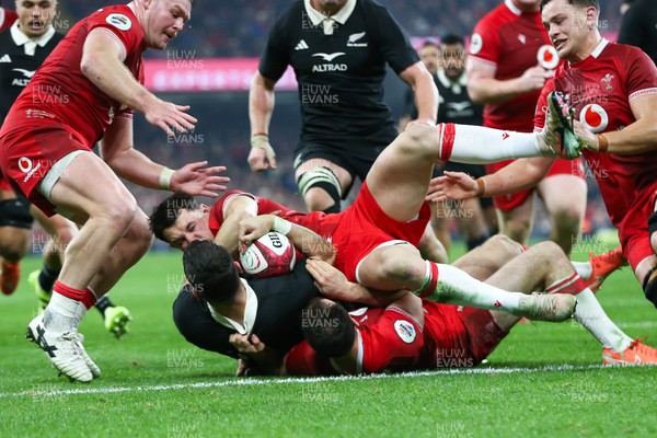 221125 - Wales v New Zealand - Quilter Nations Series - Tomos Williams and Tom Rogers of Wales hold up short of the try line