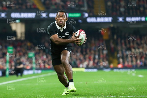 221125 - Wales v New Zealand - Quilter Nations Series - Sevu Reece of New Zealand heads for the try line to score a try