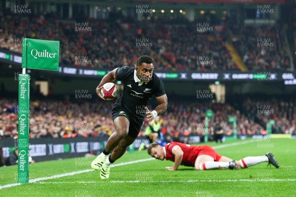 221125 - Wales v New Zealand - Quilter Nations Series - Sevu Reece of New Zealand beats Jarrod Evans of Wales to score a try