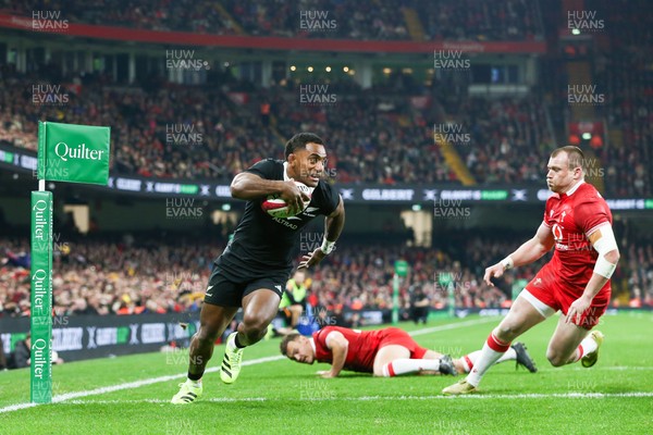 221125 - Wales v New Zealand - Quilter Nations Series - Sevu Reece of New Zealand runs in to score a try
