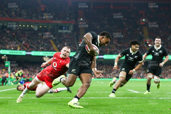 221125 - Wales v New Zealand - Quilter Nations Series - Sevu Reece of New Zealand runs in to score a try