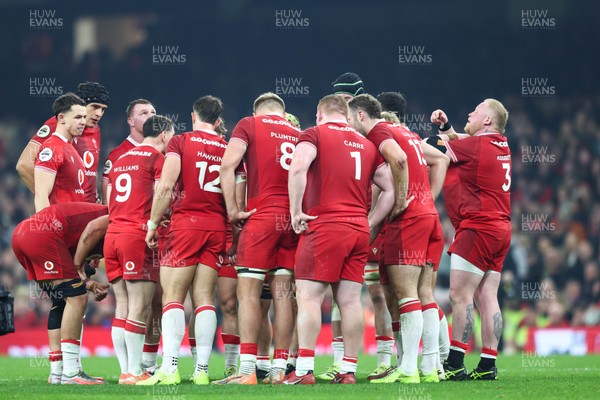 221125 - Wales v New Zealand - Quilter Nations Series - Wales huddle