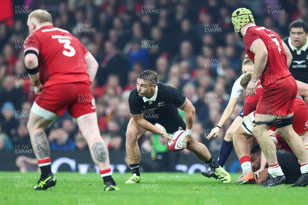 221125 - Wales v New Zealand - Quilter Nations Series - Cortez Ratima of New Zealand passes the ball