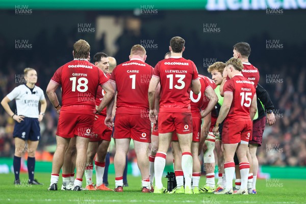 221125 - Wales v New Zealand - Quilter Nations Series - Wales huddle