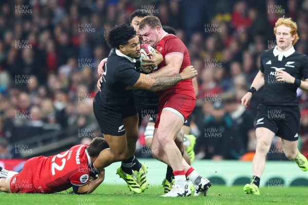 221125 - Wales v New Zealand - Quilter Nations Series - Leicester Fainga’anuku of New Zealand is tackled by Dewi Lake of Wales