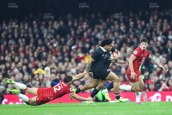 221125 - Wales v New Zealand - Quilter Nations Series - Leicester Fainga’anuku of New Zealand makes a break as Joe Hawkins of Wales tries to hold on to him