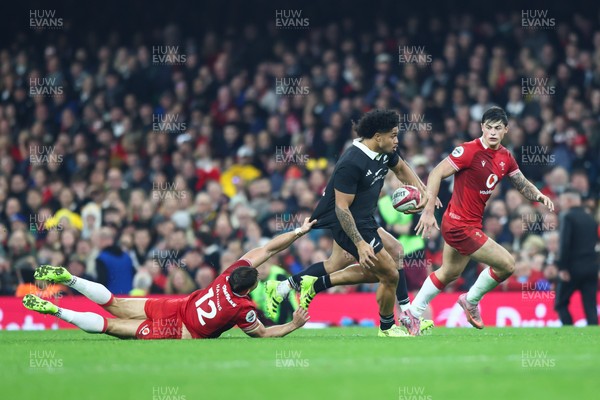 221125 - Wales v New Zealand - Quilter Nations Series - Leicester Fainga’anuku of New Zealand makes a break as Joe Hawkins of Wales tries to hold on to him