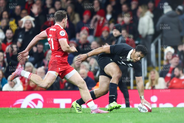 221125 - Wales v New Zealand - Quilter Nations Series - Sevu Reece of New Zealand scores his second try