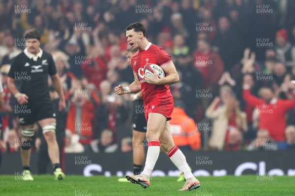 221125 - Wales v New Zealand - Quilter Nations Series - Louis Rees-Zammit of Wales celebrates after scoring his first try