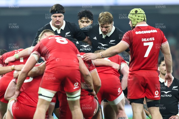 221125 - Wales v New Zealand - Quilter Nations Series - L to R: Scott Barrett, Wallace Sititi and Fabian Holland of New Zealand prepare to pack down in a scrum
