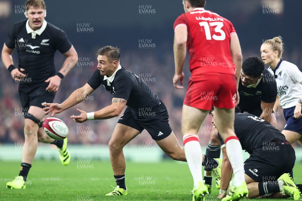 221125 - Wales v New Zealand - Quilter Nations Series - Cortez Ratima of New Zealand passes the ball