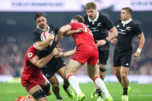 221125 - Wales v New Zealand - Quilter Nations Series - Anton Lienert-Brown of New Zealand is tackled by Dafydd Jenkins and Max Llewellyn of Wales