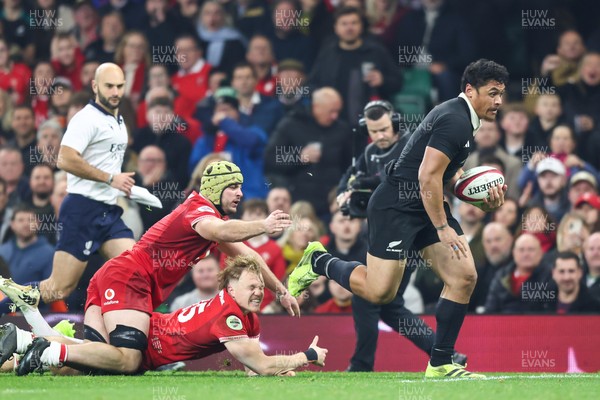 221125 - Wales v New Zealand - Quilter Nations Series - Caleb Clarke of New Zealand gets away from Blair Murray and Harri Deaves of Wales