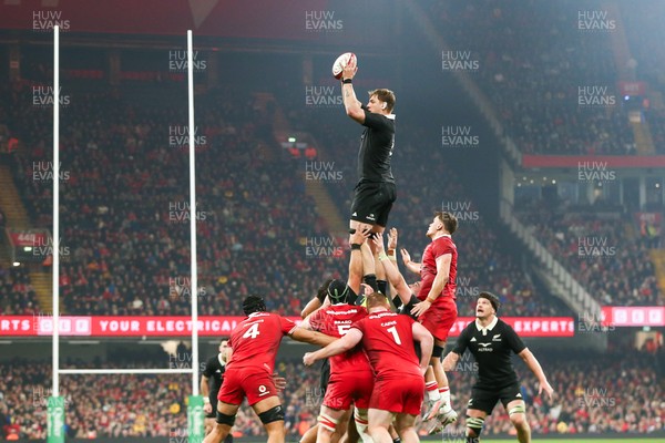 221125 - Wales v New Zealand - Quilter Nations Series - Fabian Holland of New Zealand wins a lineout
