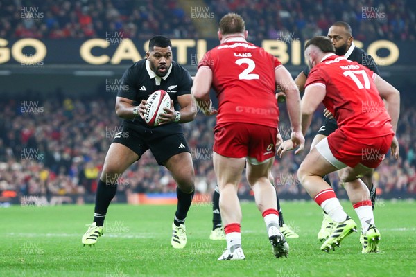221125 - Wales v New Zealand - Quilter Nations Series - Samisoni Taukei’aho of New Zealand looks for a gap in the Wales defence