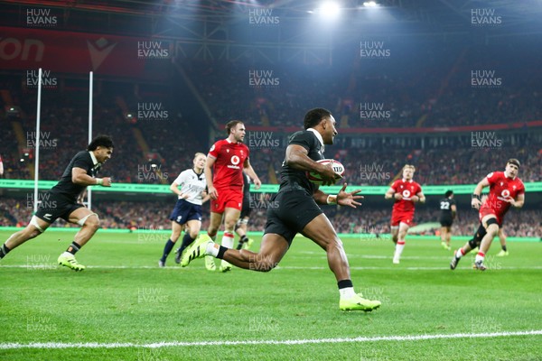 221125 - Wales v New Zealand - Quilter Nations Series - Sevu Reece of New Zealand scores a try