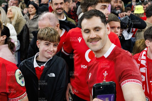 221125 - Wales v New Zealand - Quilter Nations Series - Tomos Williams of Wales with fans at the end of the match