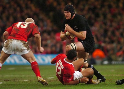 25.11.06 - Wales v New Zealand - Invesco Perpetual Series 2006 - New Zealand's Ali Williams is tackled by Tom Shanklin and Sonny Parker (R) 