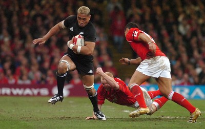 25.11.06 - Wales v New Zealand - Invesco Perpetual Series 2006 - New Zealand's Jerry Collins is tackled by Martyn Williams and Sonny Parker (R) 