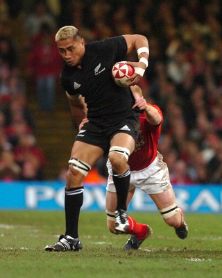 25.11.06 - Wales v New Zealand - Invesco Perpetual Series 2006 - New Zealand's Jerry Collins is tackled by Martyn Williams 