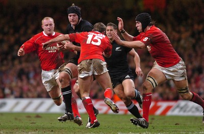 25.11.06 - Wales v New Zealand - Invesco Perpetual Series 2006 - New Zealand's Ali Williams is tackled by (l-r) Martyn Williams, Kevin Morgan and Ryan Jones 