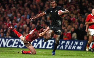 25.11.06 - Wales v New Zealand - Invesco Perpetual Series 2006 - New Zealand's Sitiveni Sivivatu beats Stephen Jones for try 