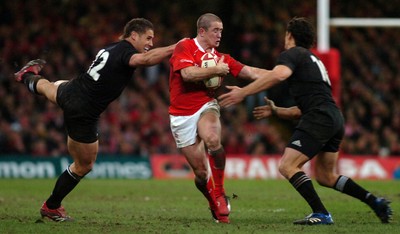 25.11.06 - Wales v New Zealand - Invesco Perpetual Series 2006 - Wales' Shane Williams tries to beat New Zealand's Luke McAlister and Dan Carter(R) 