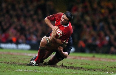 25.11.06 - Wales v New Zealand - Invesco Perpetual Series 2006 - Wales' Jonathan Thomas is tackled by New Zealand's Carl Hayman 