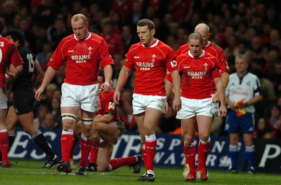 25.11.06 - Wales v New Zealand - Invesco Perpetual Series 2006 - (l-r)Wales' Martyn Williams, Kevin Morgan and Shane Williams look dejected 