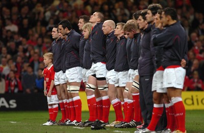 25.11.06 - Wales v New Zealand - Invesco Perpetual Series 2006 - Ian Evans lines up for the Nation anthems before the game 