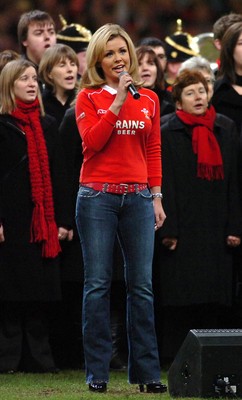 25.11.06 - Wales v New Zealand - Invesco Perpetual Series 2006 - Katherine Jenkins sings the Welsh Nation anthem before the game 