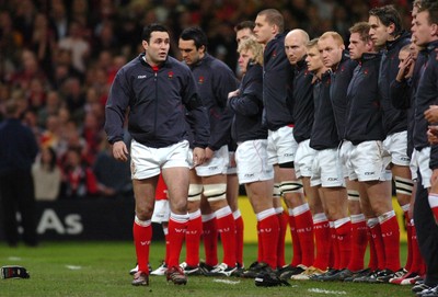 25.11.06 - Wales v New Zealand - Invesco Perpetual Series 2006 - Wales Captain, Stephen Jones talks to his team before the game 