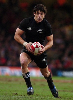 25.11.06 - Wales v New Zealand - Invesco Perpetual Series 2006 - New Zealand's Dan Carter 