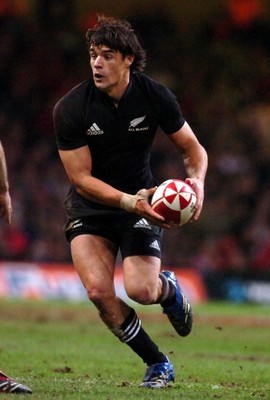 25.11.06 - Wales v New Zealand - Invesco Perpetual Series 2006 - New Zealand's Dan Carter 
