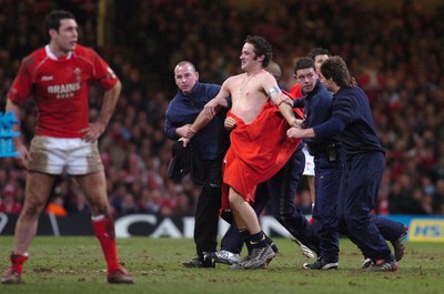 25.11.06 - Wales v New Zealand - Invesco Perpetual Series 2006 - Stewards try to tackle a streaker 