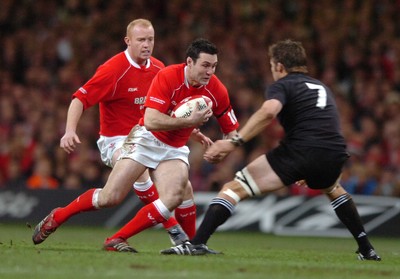25.11.06  Wales v New Zealand Wales Stephen Jones takes on Richie McCaw 