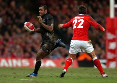25.11.06  Wales v New Zealand All Blacks Sitiveni Sivivatu laughs as eh goes past Gavin Henson. 