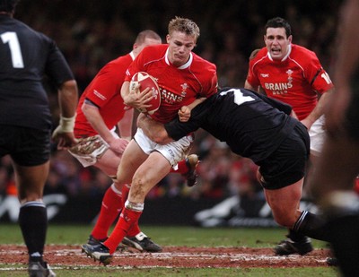25.11.06 - Wales v New Zealand Wales' Dwayne Peel tries to beat a Anton Oliver tackle 