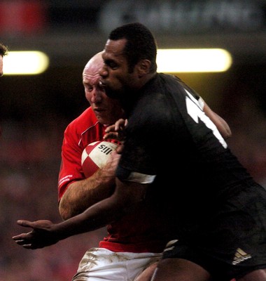 25.11.06 - Wales v New Zealand Wales' Tom Shanklin is tackled by Sitiveni Sivivatu 