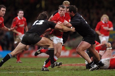 25.11.06 - Wales v New Zealand Wales' Kevin Morgan tries to get between Conrad Smith and Carl Hayman 