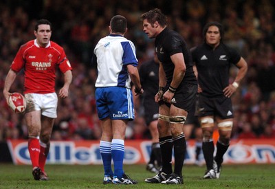 25.11.06 - Wales v New Zealand Ref Dave Pearson talks to Richie McCaw as Stephen Jones looks on 
