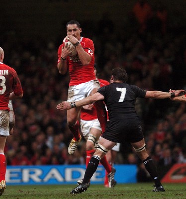 25.11.06 - Wales v New Zealand Wales' Sonny Parker takes a high ball as Richie McCaw challenges 