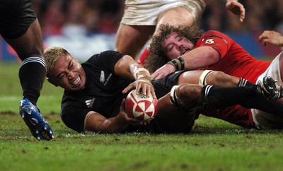 25.11.06 - Wales v New Zealand New Zealand's Jerry Collins lays the ball back 