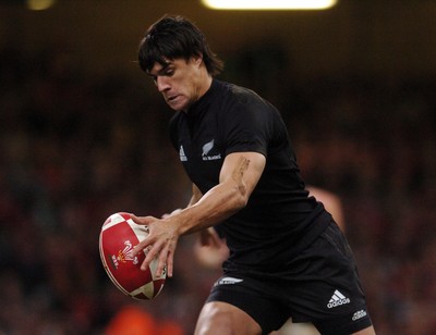 25.11.06 - Wales v New Zealand All Blacks' Dan Carter 