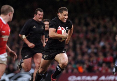 25.11.06 - Wales v New Zealand All Blacks' Luke McAlister 